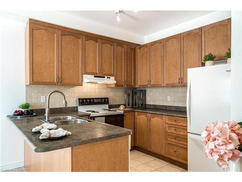 7-100 Beddoe Drive, Hamilton, ON - Indoor Photo Showing Kitchen With Double Sink