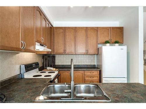 7-100 Beddoe Drive, Hamilton, ON - Indoor Photo Showing Kitchen With Double Sink