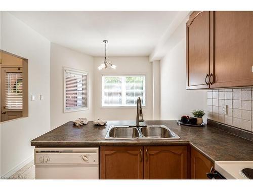 7-100 Beddoe Drive, Hamilton, ON - Indoor Photo Showing Kitchen With Double Sink