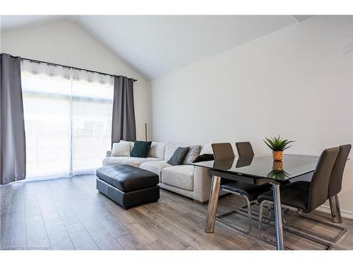 39 Cosmopolitan Common, St. Catharines, ON - Indoor Photo Showing Living Room