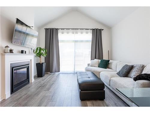 39 Cosmopolitan Common, St. Catharines, ON - Indoor Photo Showing Living Room With Fireplace