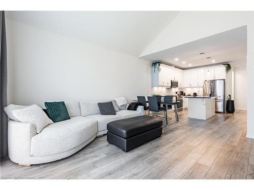 39 Cosmopolitan Common, St. Catharines, ON - Indoor Photo Showing Living Room