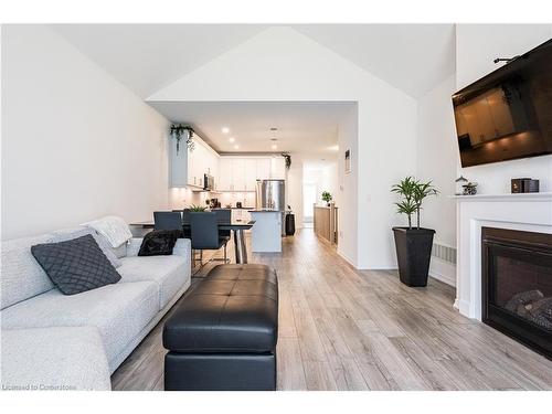 39 Cosmopolitan Common, St. Catharines, ON - Indoor Photo Showing Living Room With Fireplace