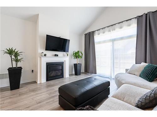 39 Cosmopolitan Common, St. Catharines, ON - Indoor Photo Showing Living Room With Fireplace