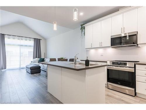 39 Cosmopolitan Common, St. Catharines, ON - Indoor Photo Showing Kitchen With Double Sink With Upgraded Kitchen