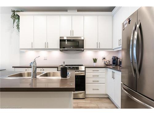 39 Cosmopolitan Common, St. Catharines, ON - Indoor Photo Showing Kitchen With Double Sink With Upgraded Kitchen