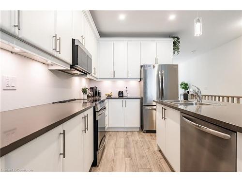 39 Cosmopolitan Common, St. Catharines, ON - Indoor Photo Showing Kitchen With Double Sink With Upgraded Kitchen