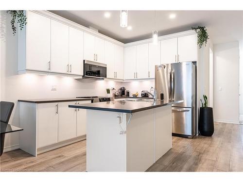 39 Cosmopolitan Common, St. Catharines, ON - Indoor Photo Showing Kitchen With Upgraded Kitchen