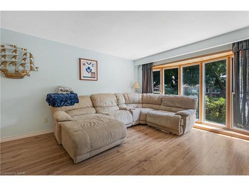 34 Rita Avenue, Hamilton, ON - Indoor Photo Showing Living Room