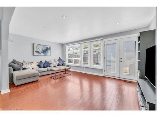 147-2050 Upper Middle Road, Burlington, ON - Indoor Photo Showing Living Room