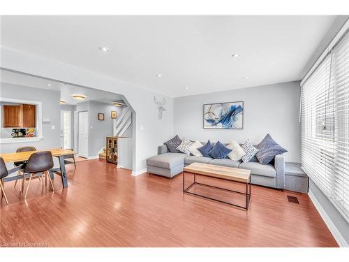 147-2050 Upper Middle Road, Burlington, ON - Indoor Photo Showing Living Room