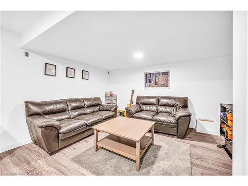 147-2050 Upper Middle Road, Burlington, ON - Indoor Photo Showing Living Room