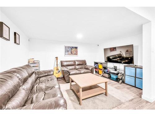 147-2050 Upper Middle Road, Burlington, ON - Indoor Photo Showing Living Room