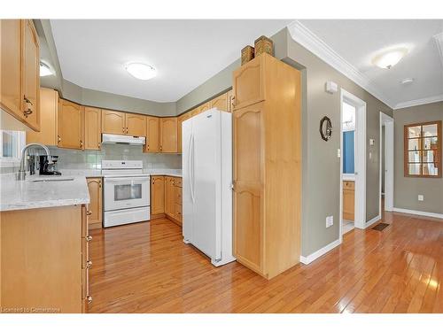 12-20 Courtland Drive, Brantford, ON - Indoor Photo Showing Kitchen