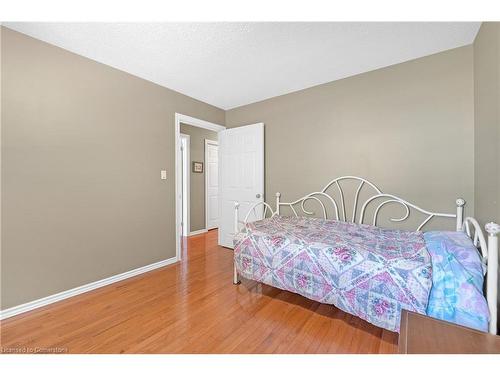 12-20 Courtland Drive, Brantford, ON - Indoor Photo Showing Bedroom