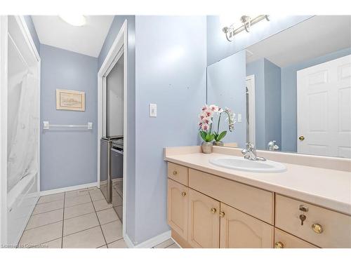 12-20 Courtland Drive, Brantford, ON - Indoor Photo Showing Bathroom