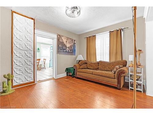 107 Maple Avenue, Welland, ON - Indoor Photo Showing Living Room