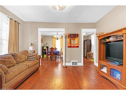 107 Maple Avenue, Welland, ON - Indoor Photo Showing Living Room