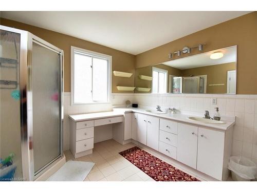 43 Glenayr Street, Hamilton, ON - Indoor Photo Showing Bathroom