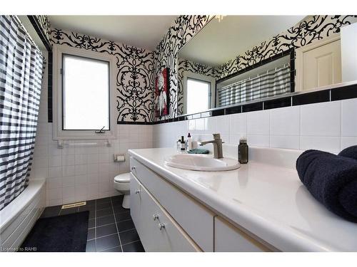 43 Glenayr Street, Hamilton, ON - Indoor Photo Showing Bathroom