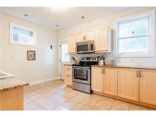 109 Gladstone Avenue, Hamilton, ON - Indoor Photo Showing Kitchen