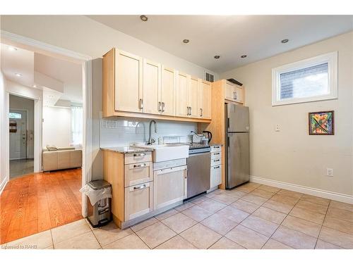 109 Gladstone Avenue, Hamilton, ON - Indoor Photo Showing Kitchen