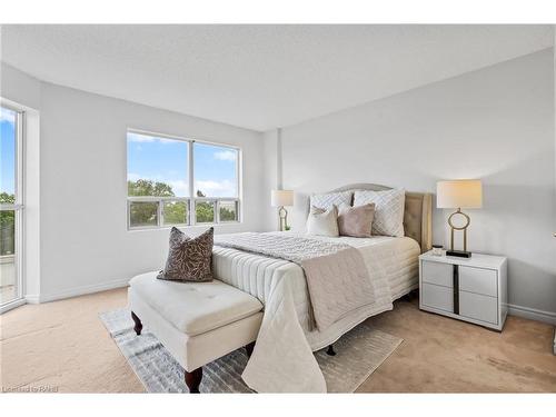 Ph6-2210 Lakeshore Road, Burlington, ON - Indoor Photo Showing Bedroom