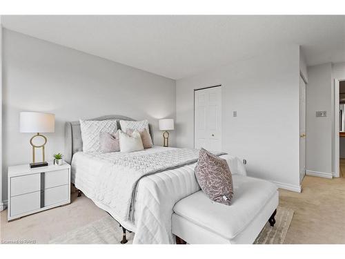 Ph6-2210 Lakeshore Road, Burlington, ON - Indoor Photo Showing Bedroom