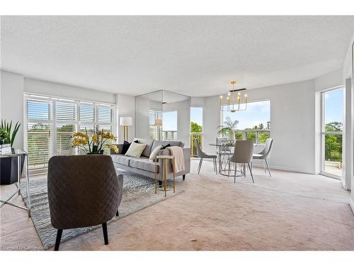 Ph6-2210 Lakeshore Road, Burlington, ON - Indoor Photo Showing Living Room