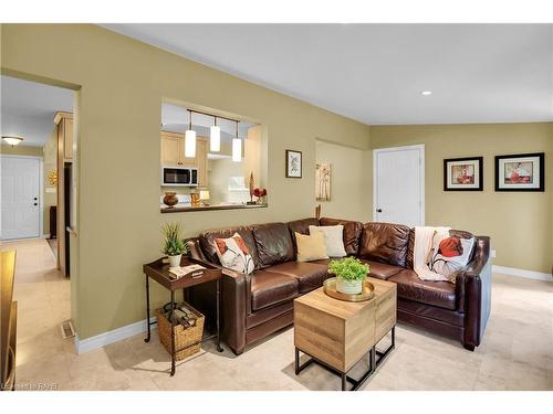 48 Emily Street, Grimsby, ON - Indoor Photo Showing Living Room