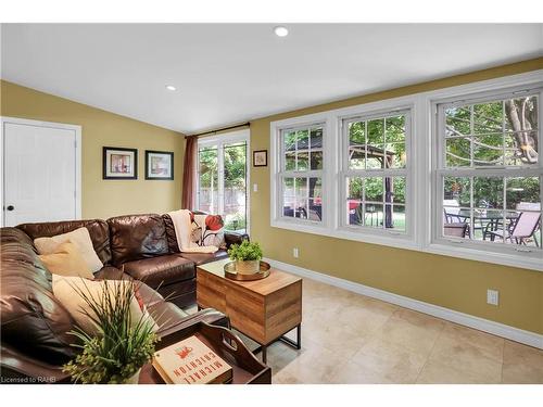 48 Emily Street, Grimsby, ON - Indoor Photo Showing Living Room