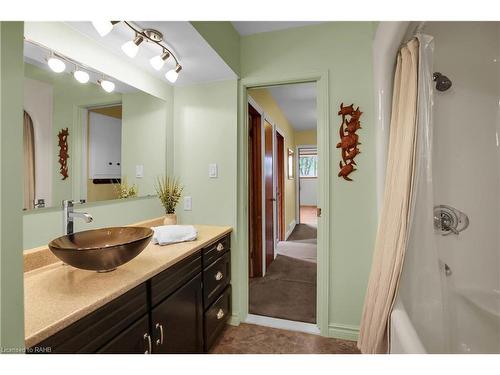 48 Emily Street, Grimsby, ON - Indoor Photo Showing Bathroom