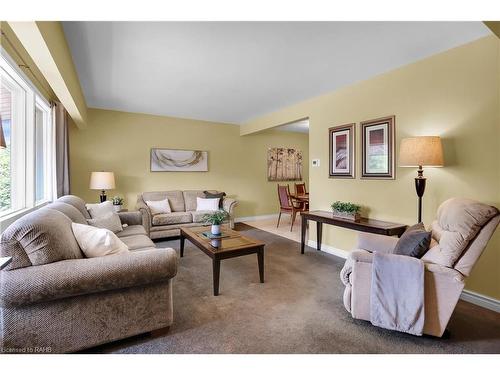 48 Emily Street, Grimsby, ON - Indoor Photo Showing Living Room