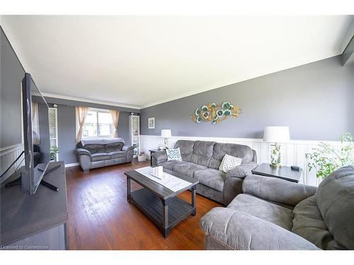 19 Fassett Avenue, Hamilton, ON - Indoor Photo Showing Living Room