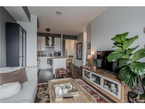 1404-2081 Fairview Street, Burlington, ON - Indoor Photo Showing Living Room