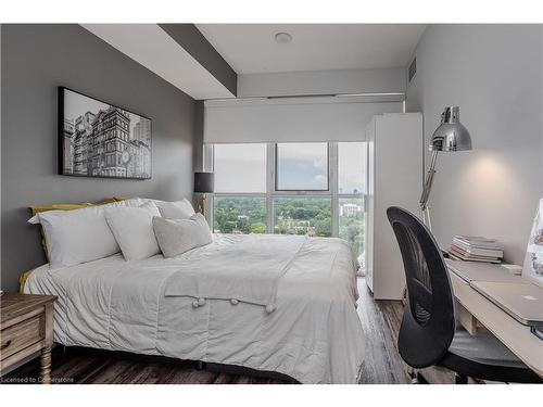 1404-2081 Fairview Street, Burlington, ON - Indoor Photo Showing Bedroom