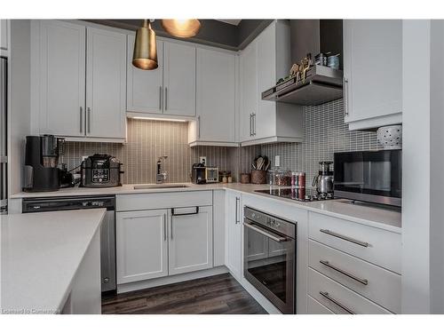 1404-2081 Fairview Street, Burlington, ON - Indoor Photo Showing Kitchen