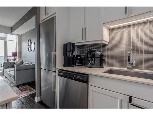 1404-2081 Fairview Street, Burlington, ON - Indoor Photo Showing Kitchen