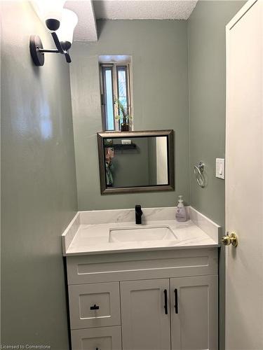 1-688 Dynes Road, Burlington, ON - Indoor Photo Showing Bathroom