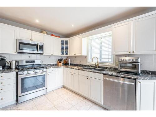 8034 Woodsview Crescent, Niagara Falls, ON - Indoor Photo Showing Kitchen With Double Sink