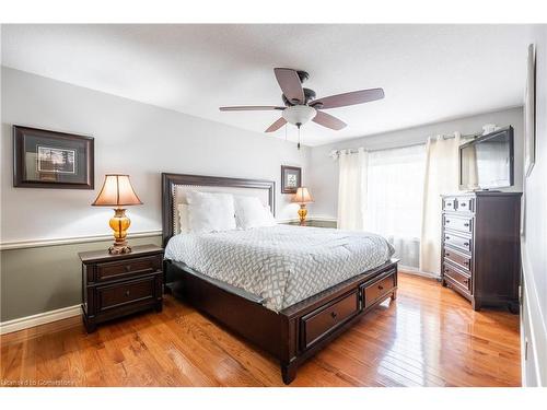 8034 Woodsview Crescent, Niagara Falls, ON - Indoor Photo Showing Bedroom