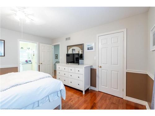 8034 Woodsview Crescent, Niagara Falls, ON - Indoor Photo Showing Bedroom