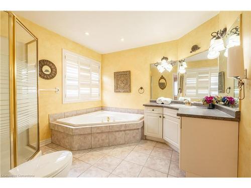 8034 Woodsview Crescent, Niagara Falls, ON - Indoor Photo Showing Bathroom