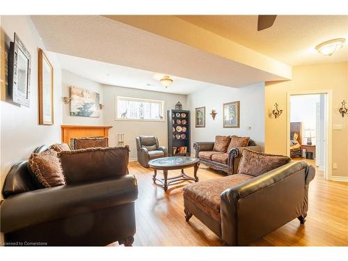 8034 Woodsview Crescent, Niagara Falls, ON - Indoor Photo Showing Living Room