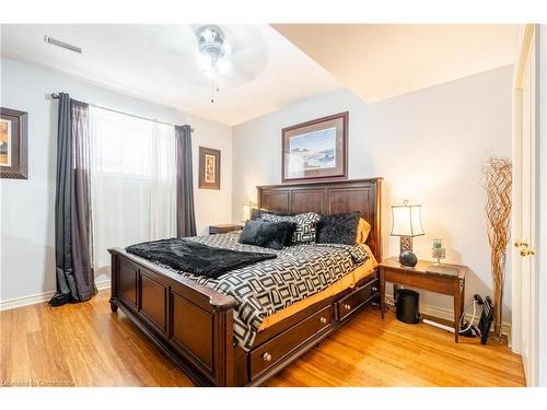 8034 Woodsview Crescent, Niagara Falls, ON - Indoor Photo Showing Bedroom