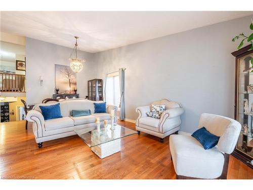 8034 Woodsview Crescent, Niagara Falls, ON - Indoor Photo Showing Living Room