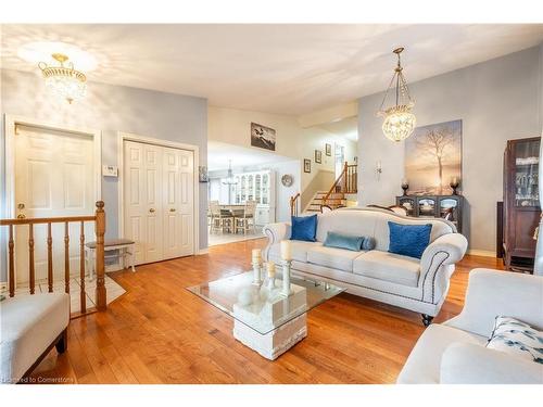 8034 Woodsview Crescent, Niagara Falls, ON - Indoor Photo Showing Living Room