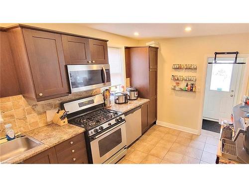 384 Talbot Street, Hamilton, ON - Indoor Photo Showing Kitchen