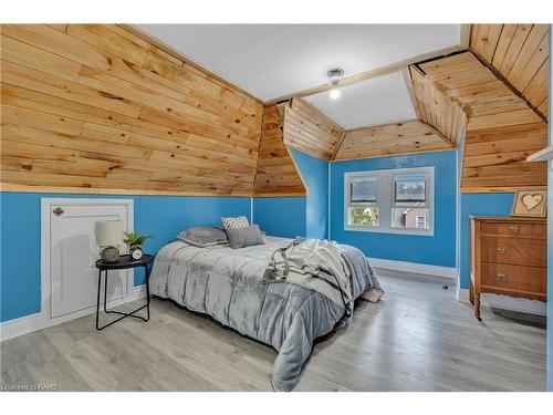 74 Balmoral Avenue S, Hamilton, ON - Indoor Photo Showing Bedroom