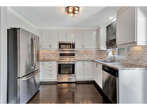 26 Jacqueline Boulevard, Hamilton, ON - Indoor Photo Showing Kitchen With Double Sink With Upgraded Kitchen